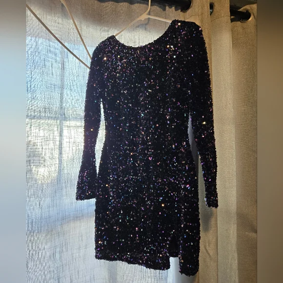 Elegant Black Sequin Backless Dress - Picture 1 of 5